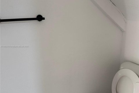 Condo in Hialeah, Florida, 2 bedrooms  № 1877666 - photo 11