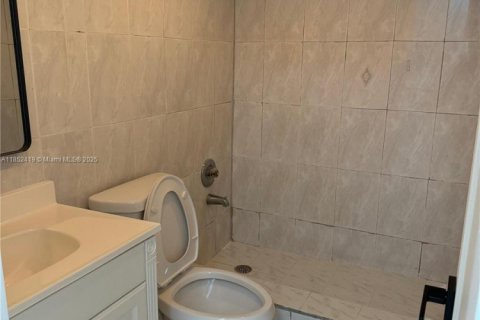 Condo in Hialeah, Florida, 2 bedrooms  № 1877666 - photo 10