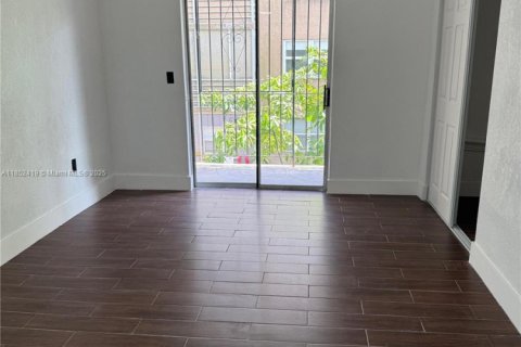 Condo in Hialeah, Florida, 2 bedrooms  № 1877666 - photo 1