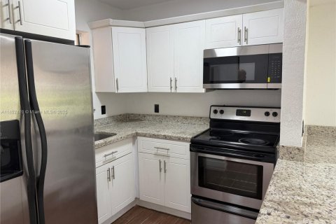 Condo in Hialeah, Florida, 2 bedrooms  № 1877666 - photo 4