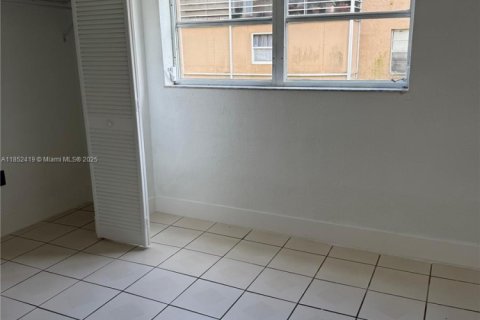 Condo in Hialeah, Florida, 2 bedrooms  № 1877666 - photo 5