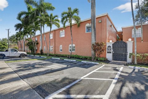 Снять в аренду кондоминиум в Форт-Лодердейл, Флорида 1 спальня, 56.58м2, № 1952845 - фото 3