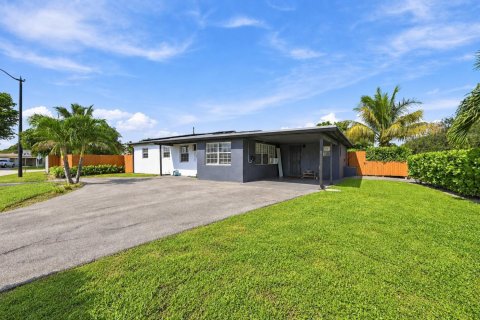 House in Pompano Beach, Florida 4 bedrooms, 131.92 sq.m. № 2392891 - photo 2