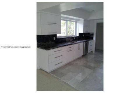 House in Miami Beach, Florida 4 bedrooms, 315.87 sq.m. № 1955926 - photo 5