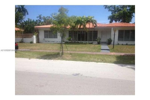 House in Miami Beach, Florida 4 bedrooms, 315.87 sq.m. № 1955926 - photo 1