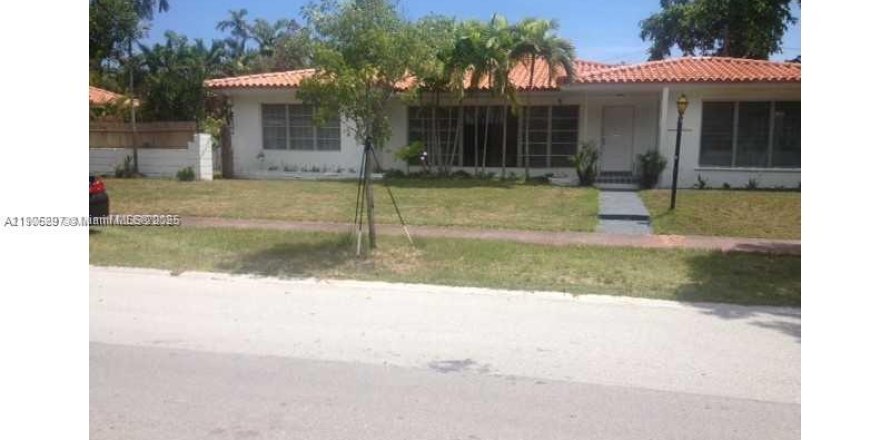 House in Miami Beach, Florida 4 bedrooms, 315.87 sq.m. № 1955926