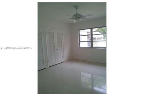 House in Miami Beach, Florida 4 bedrooms, 315.87 sq.m. № 1955926 - photo 8
