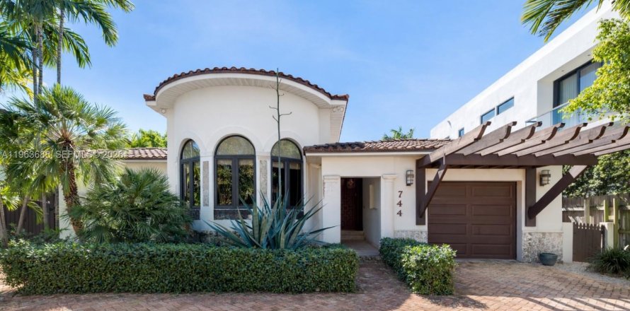 Casa en Miami Beach, Florida 4 dormitorios, 270.72 m2 № 2026632