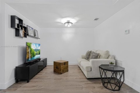 Adosado en venta en Miami, Florida, 3 dormitorios, 146.6 m2 № 2172300 - foto 9