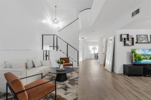 Adosado en venta en Miami, Florida, 3 dormitorios, 146.6 m2 № 2172300 - foto 3