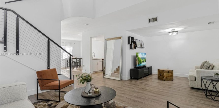Adosado en Miami, Florida 3 dormitorios, 146.6 m2 № 2172300