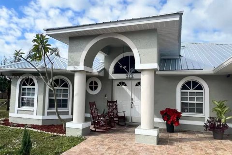 Villa ou maison à vendre à Lehigh Acres, Floride: 6 chambres, 224.82 m2 № 1812140 - photo 2