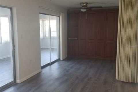 Condominio en alquiler en New Port Richey, Florida, 1 dormitorio, 101.08 m2 № 1780504 - foto 2