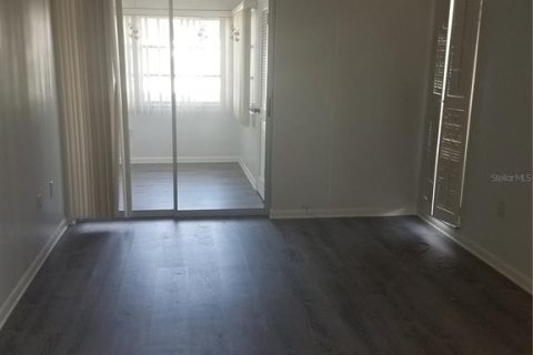 Condominio en alquiler en New Port Richey, Florida, 1 dormitorio, 101.08 m2 № 1780504 - foto 9