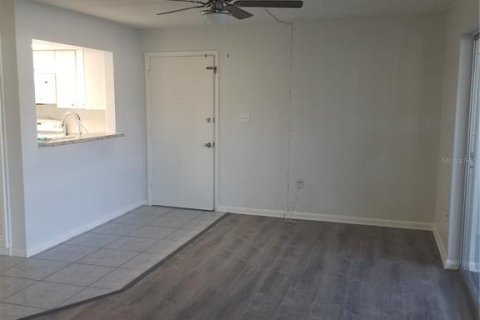 Condominio en alquiler en New Port Richey, Florida, 1 dormitorio, 101.08 m2 № 1780504 - foto 6