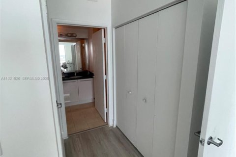 Copropriété à louer à Miami, Floride: 2 chambres, 100.24 m2 № 1975295 - photo 12