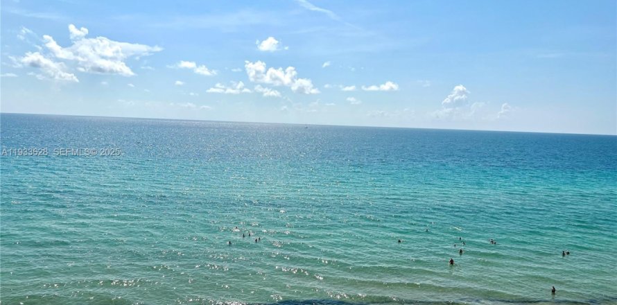 Кондоминиум с 3 спальнями в Халландейл-Бич, Флорида № 1992627