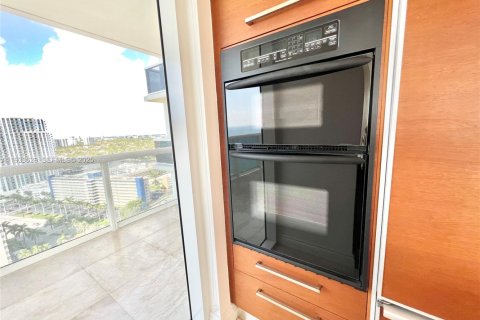 Снять в аренду кондоминиум в Халландейл-Бич, Флорида 3 спальни, 193.05м2, № 1992627 - фото 10