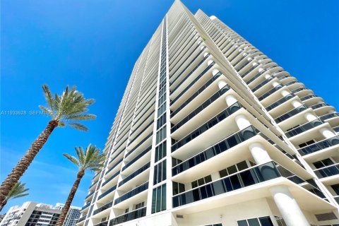 Снять в аренду кондоминиум в Халландейл-Бич, Флорида 3 спальни, 193.05м2, № 1992627 - фото 2