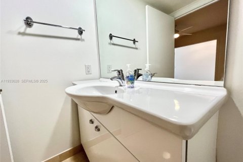 Снять в аренду кондоминиум в Халландейл-Бич, Флорида 3 спальни, 193.05м2, № 1992627 - фото 17