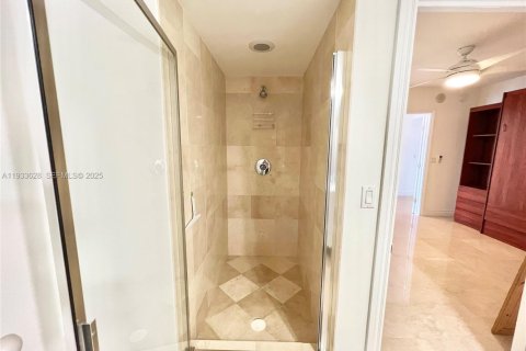 Снять в аренду кондоминиум в Халландейл-Бич, Флорида 3 спальни, 193.05м2, № 1992627 - фото 18