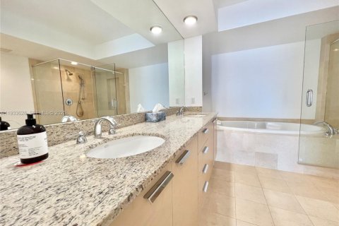 Снять в аренду кондоминиум в Халландейл-Бич, Флорида 3 спальни, 193.05м2, № 1992627 - фото 25