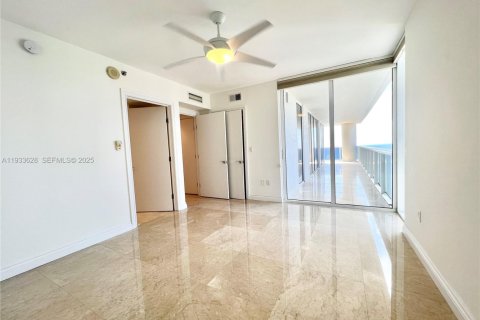 Снять в аренду кондоминиум в Халландейл-Бич, Флорида 3 спальни, 193.05м2, № 1992627 - фото 22