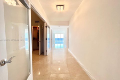 Снять в аренду кондоминиум в Халландейл-Бич, Флорида 3 спальни, 193.05м2, № 1992627 - фото 15