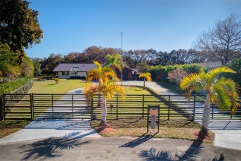 House in Southwest Ranches, Florida 4 bedrooms, 222.13 sq.m. № 2026393 - photo 8