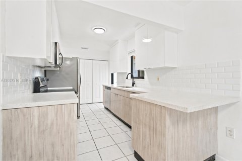 Villa ou maison à louer à Miami, Floride: 3 chambres, 118.45 m2 № 2157049 - photo 9