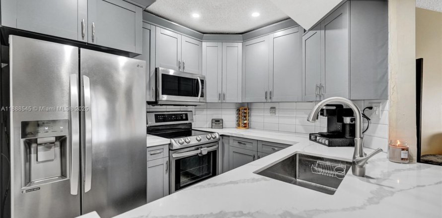 Condominio en Plantation, Florida, 2 dormitorios  № 1945644