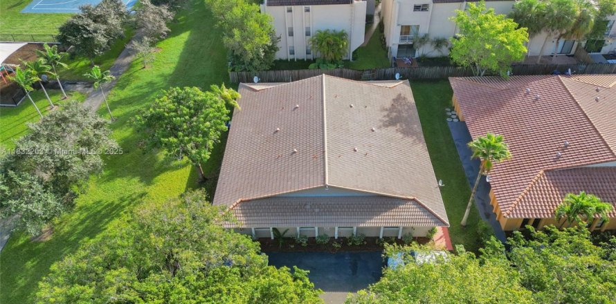 Immobilier commercial à Coral Springs, Floride 354.79 m2 № 1818415