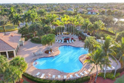 House in Royal Palm Beach, Florida 5 bedrooms, 379.23 sq.m. № 724903 - photo 1