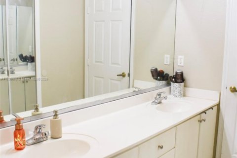 Touwnhouse à vendre à Miami, Floride: 3 chambres, 142.7 m2 № 1814486 - photo 7