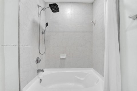 Copropriété à vendre à Miami, Floride: 2 chambres, 100.15 m2 № 2043970 - photo 20