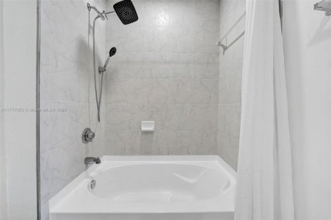 Copropriété à vendre à Miami, Floride: 2 chambres, 100.15 m2 № 2043970 - photo 16