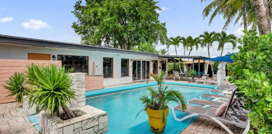 House in Oakland Park, Florida 5 bedrooms, 182.65 sq.m. № 2267629