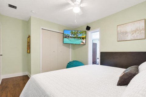 House in Oakland Park, Florida 5 bedrooms, 182.65 sq.m. № 2267629 - photo 15