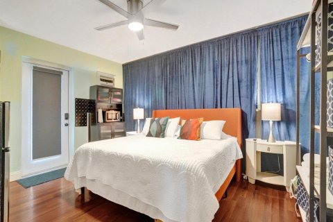 House in Oakland Park, Florida 5 bedrooms, 182.65 sq.m. № 2267629 - photo 8