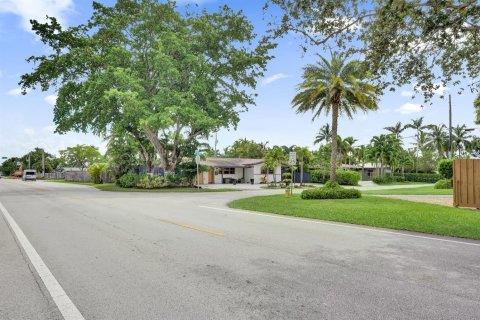 House in Oakland Park, Florida 5 bedrooms, 182.65 sq.m. № 2267629 - photo 2
