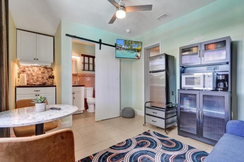 House in Oakland Park, Florida 5 bedrooms, 182.65 sq.m. № 2267629 - photo 17