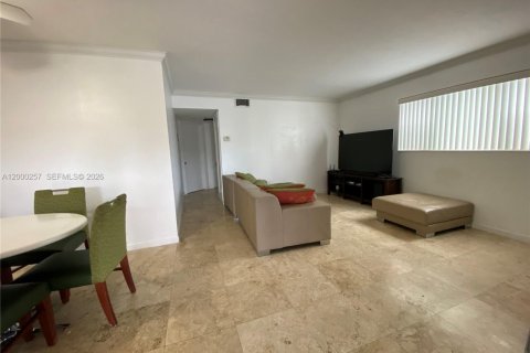 Condo in Hallandale Beach, Florida, 2 bedrooms  № 2064888 - photo 10