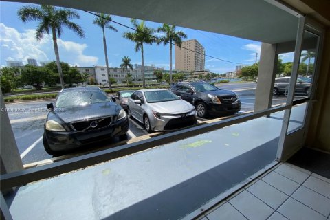 Condo in Hallandale Beach, Florida, 2 bedrooms  № 2064888 - photo 29