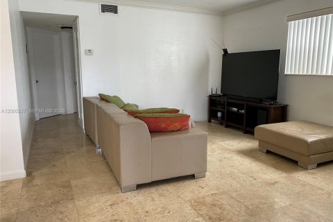 Condo in Hallandale Beach, Florida, 2 bedrooms  № 2064888 - photo 9