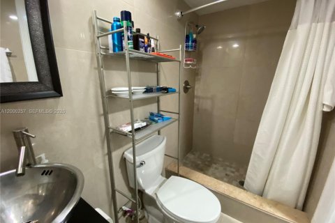 Condo in Hallandale Beach, Florida, 2 bedrooms  № 2064888 - photo 12