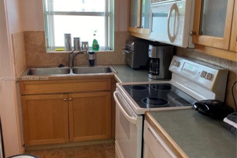 Condo in Hallandale Beach, Florida, 2 bedrooms  № 2064888 - photo 24