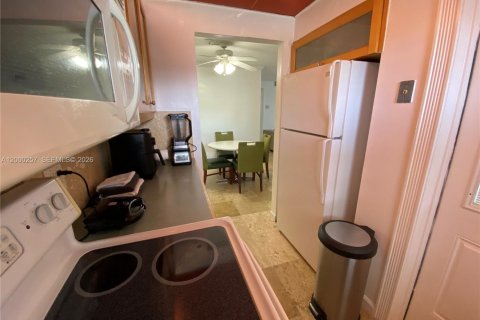 Condo in Hallandale Beach, Florida, 2 bedrooms  № 2064888 - photo 23