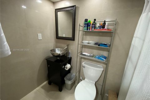 Condo in Hallandale Beach, Florida, 2 bedrooms  № 2064888 - photo 13