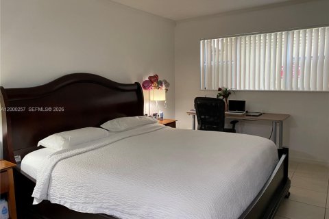 Condo in Hallandale Beach, Florida, 2 bedrooms  № 2064888 - photo 11