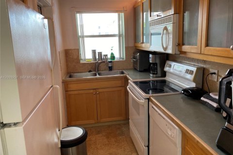Condo in Hallandale Beach, Florida, 2 bedrooms  № 2064888 - photo 5